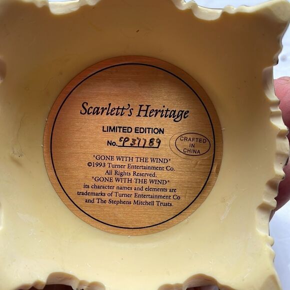 Vintage 1998 Franklin Mint Scarlett’s Heritage figurine under domed glass - Picture 5 of 6